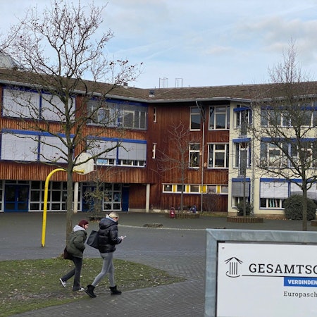 Zu sehen ist das Gebäude der bestehenden Gesamtschule in Brühl.