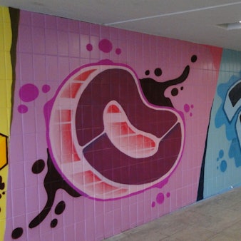 Durch die Wandbemalung wirkt die Unterführung deutlich einladender und freundlicher.