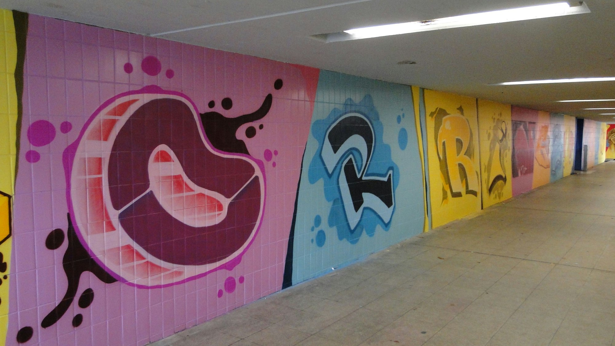 Durch die Wandbemalung wirkt die Unterführung deutlich einladender und freundlicher.