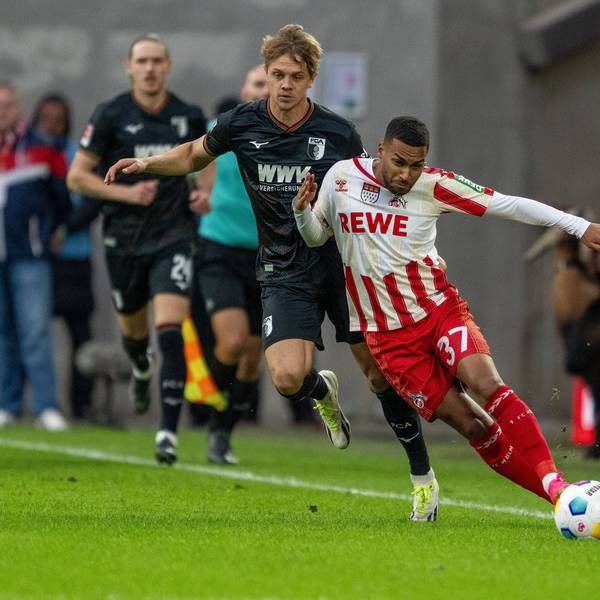 Kölns Linton Maina (r) im Zweikampf mit Augsburgs Robert Gumny.