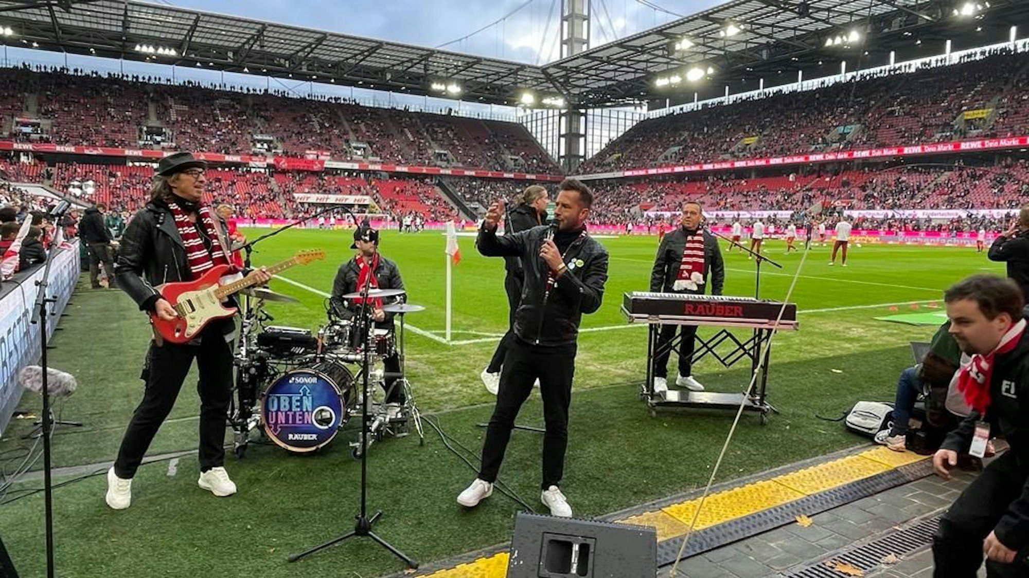 Die Räuber sorgen im Stadion für Stimmung.