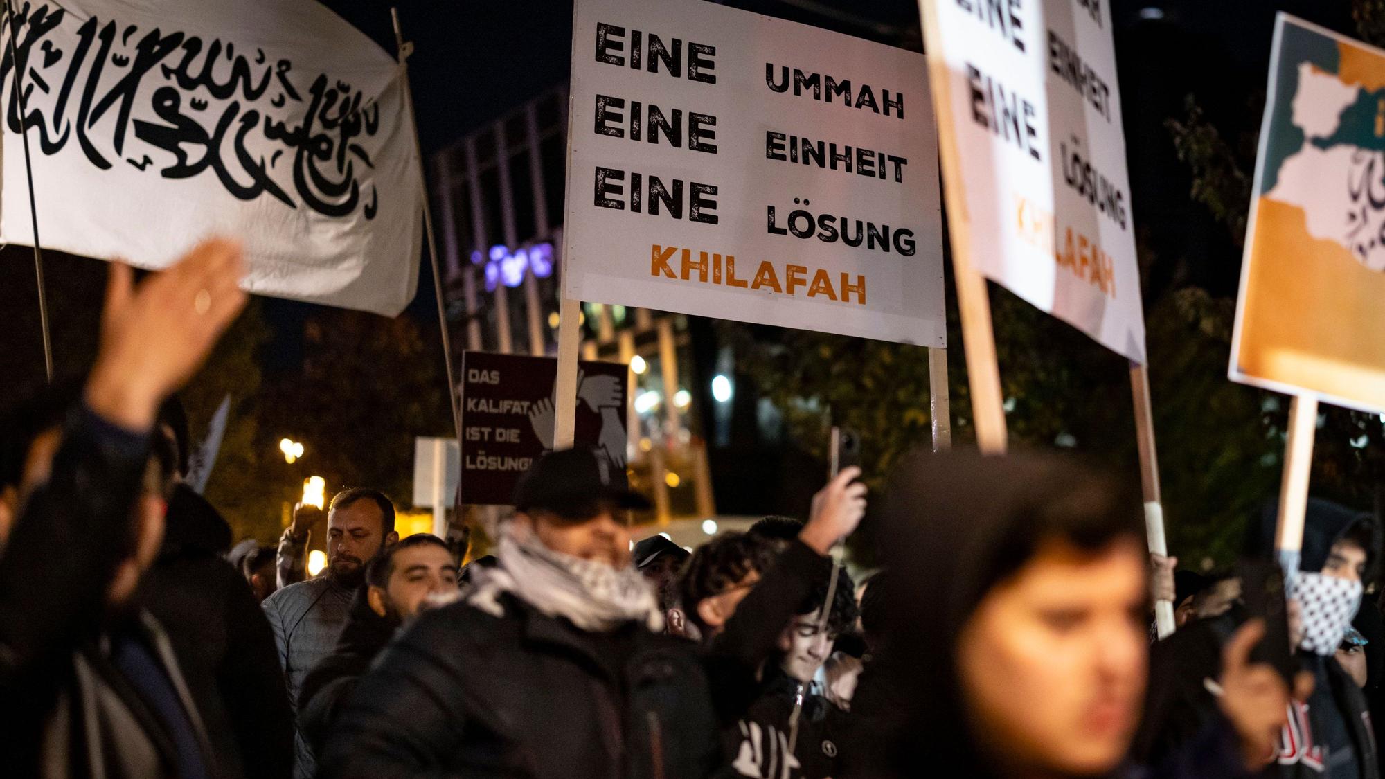 Bei der Groß-Demonstration in Essen zeigen Teilnehmer Banner, die ein islamistisches Kalifat fordern.