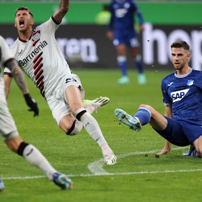 Exequiel Palacios wird von Anton Stach gefoult.