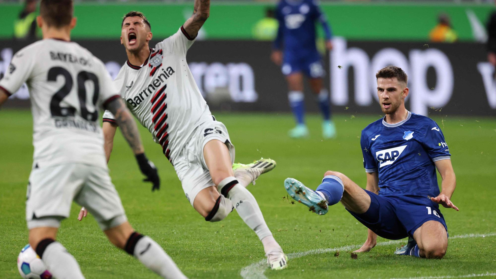 Exequiel Palacios wird von Anton Stach gefoult.