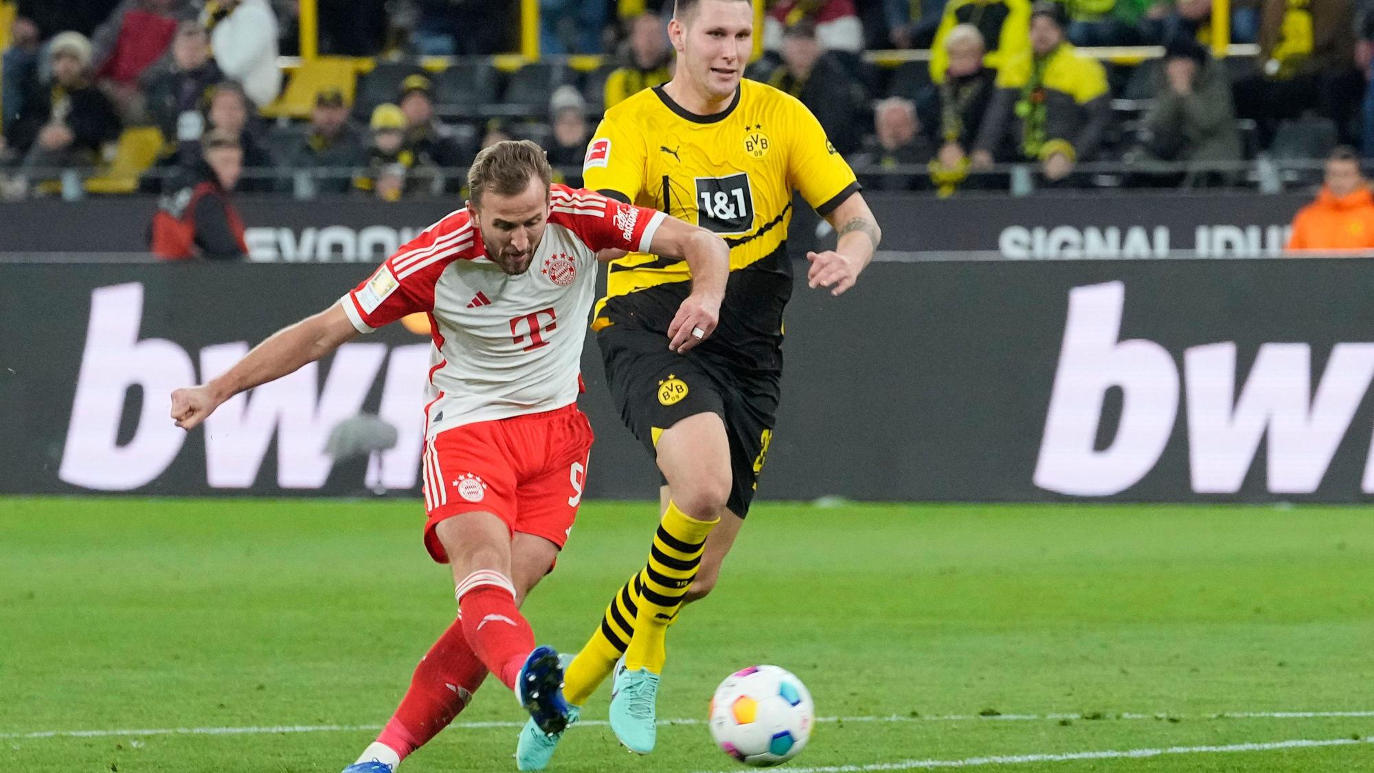 Harry Kane schießt das vierte Tor für Bayern beim Spiel gegen Borussia Dortmund.