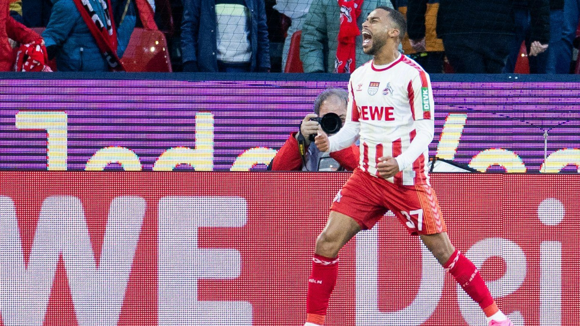 Kölns Linton Maina freut sich über sein Tor zum 1:0.