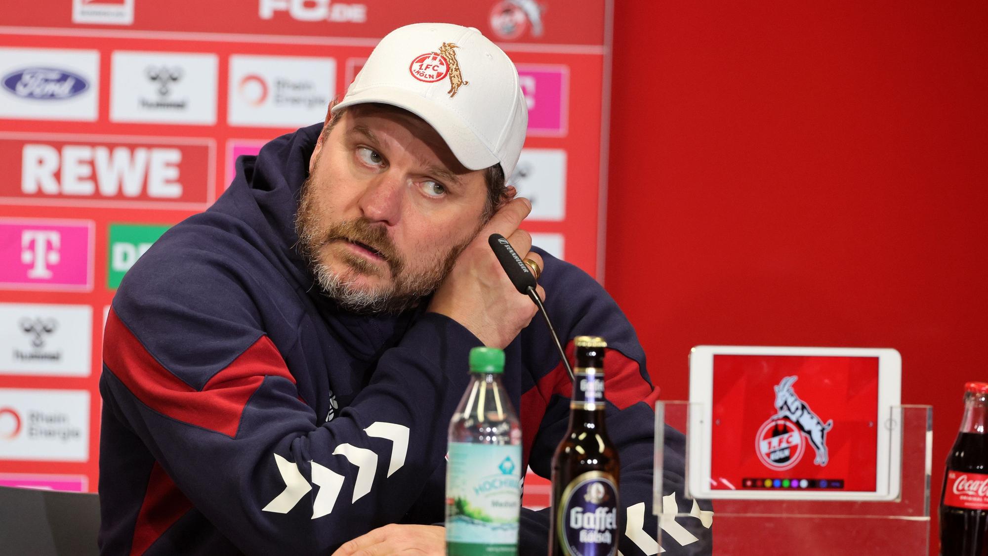 Steffen Baumgart auf der Pressekonferenz nach dem Spiel gegen Augsburg.