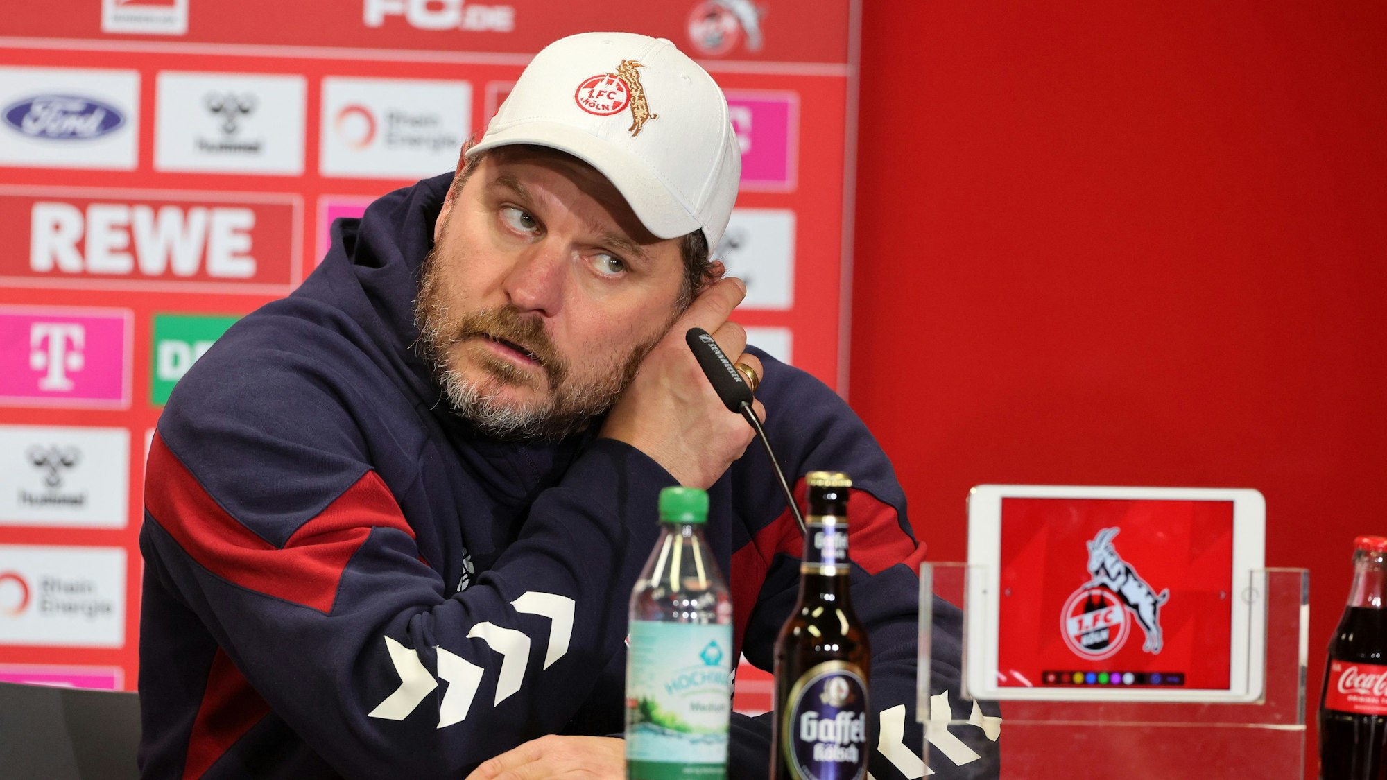 Steffen Baumgart auf der Pressekonferenz nach dem Spiel gegen Augsburg.