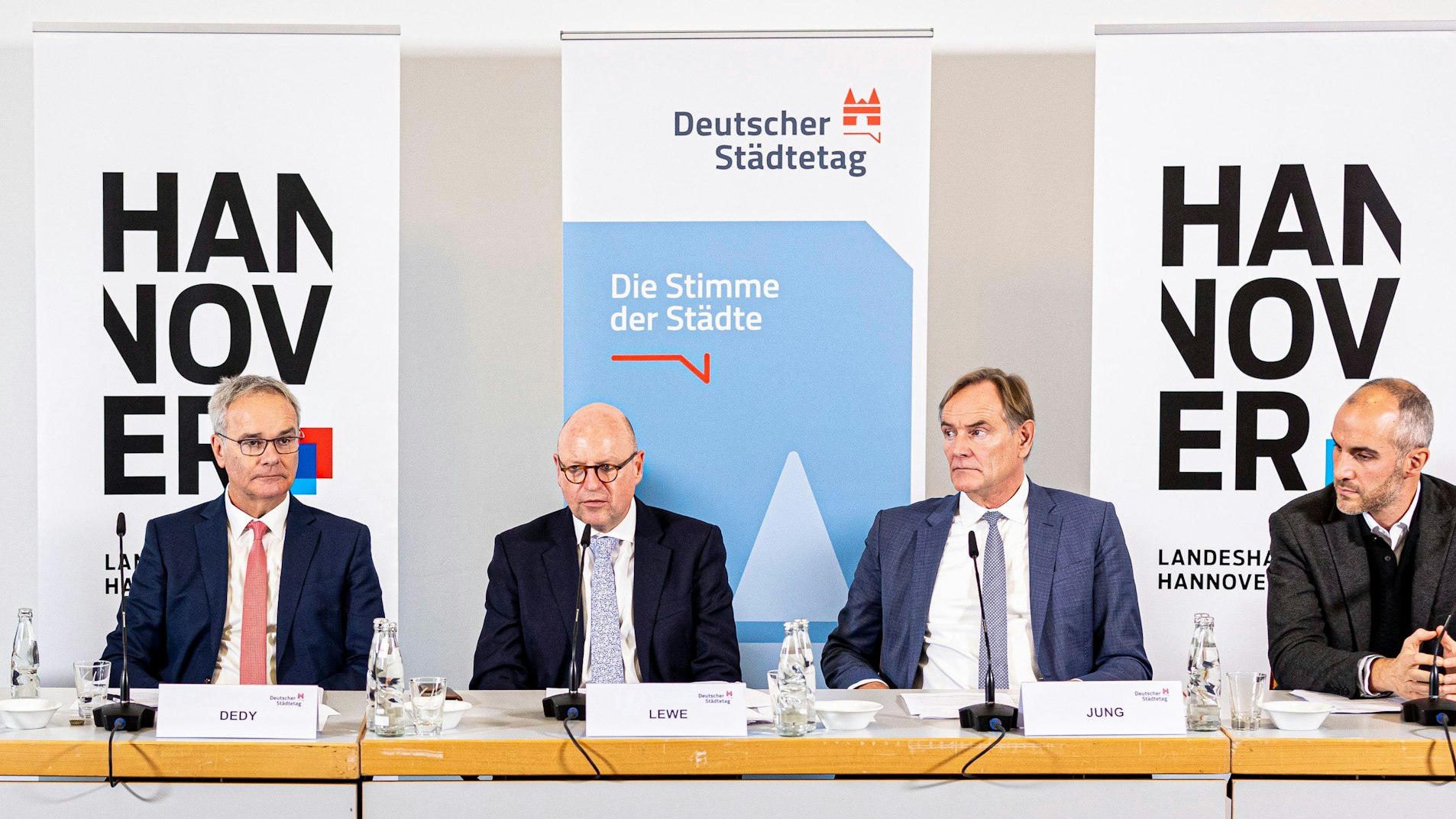 Helmut Dedy, Hauptgeschäftsführer des Deutschen Städtetages (l) auf einer Pressekonferenz zum Abschluss des Deutschen Städtetages 2022. Dedy kritisiert das Wachstumschancengesetz.