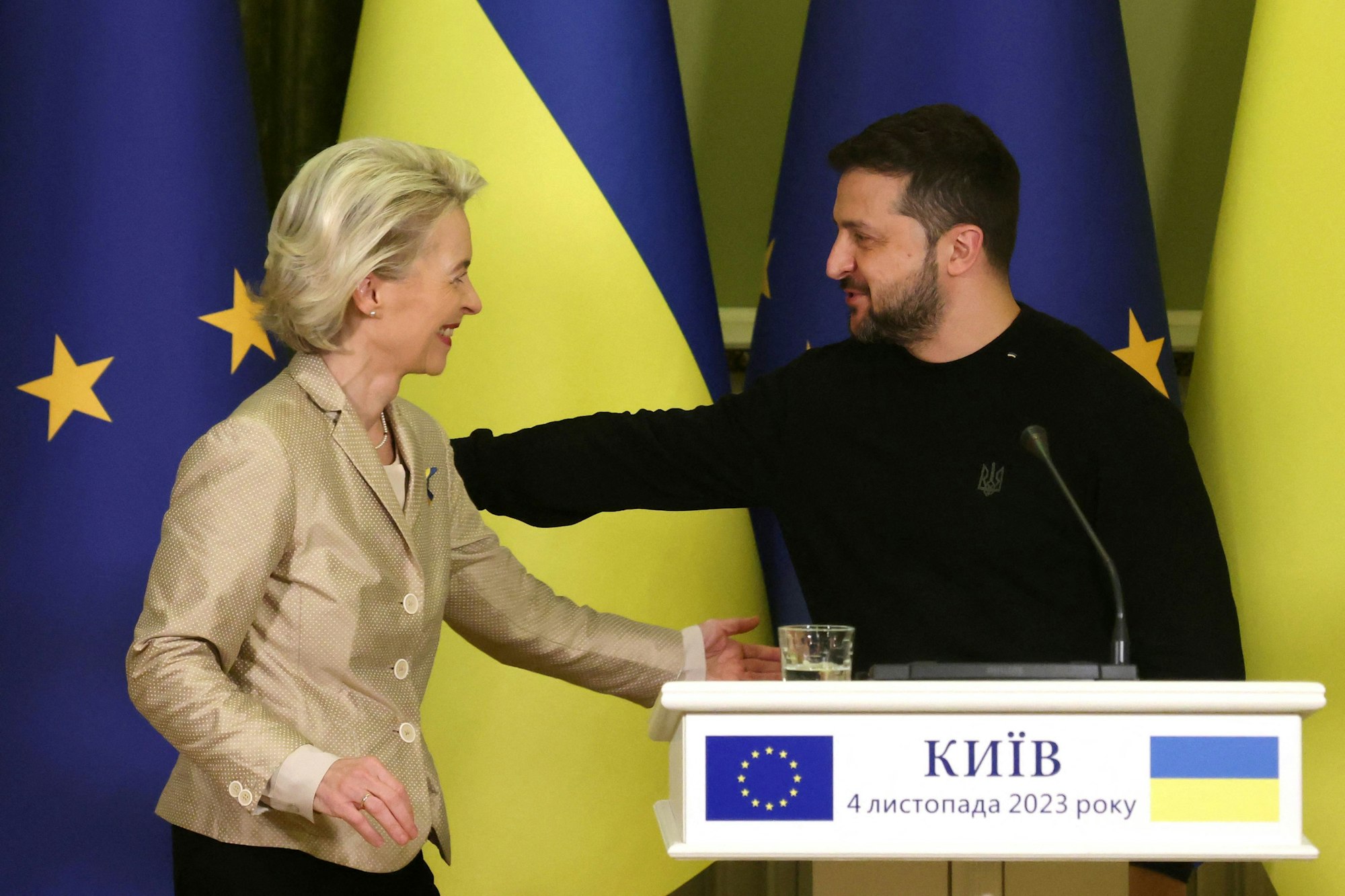 TOPSHOT - European Commission President Ursula von der Leyen (L) and Ukraine's President Volodymyr Zelensky (R) give a joint press conference following their talks in Kyiv on November 4, 2023, amid the Russian invasion of Ukraine. European Commission President arrived in Kyiv to discuss Ukraine's accession to the EU with Ukrainian President. Kyiv applied for EU membership just days after Russia's invasion on February 24, 2022, and received candidacy status several months later in a strong signal of support from Brussels. (Photo by Anatolii STEPANOV / AFP)