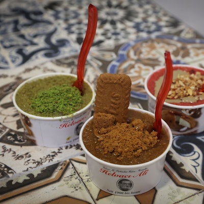 Drei Süßspeisen der türkischen Kette „Helvaci Ali“ stehen auf einem Tisch.