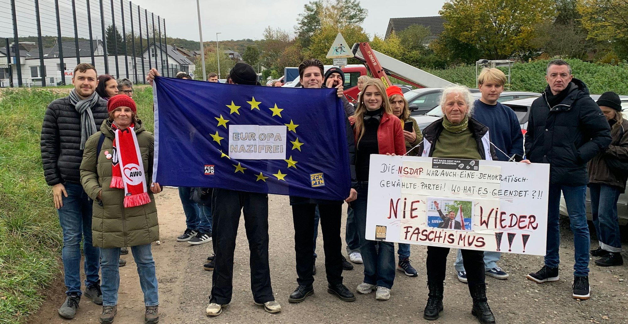 Teilnehmer der Demonstration gegen Rechts halten Plakate hoch mit Parolen wie „Nie wieder Faschismus“ oder„ Europa nazifrei“.