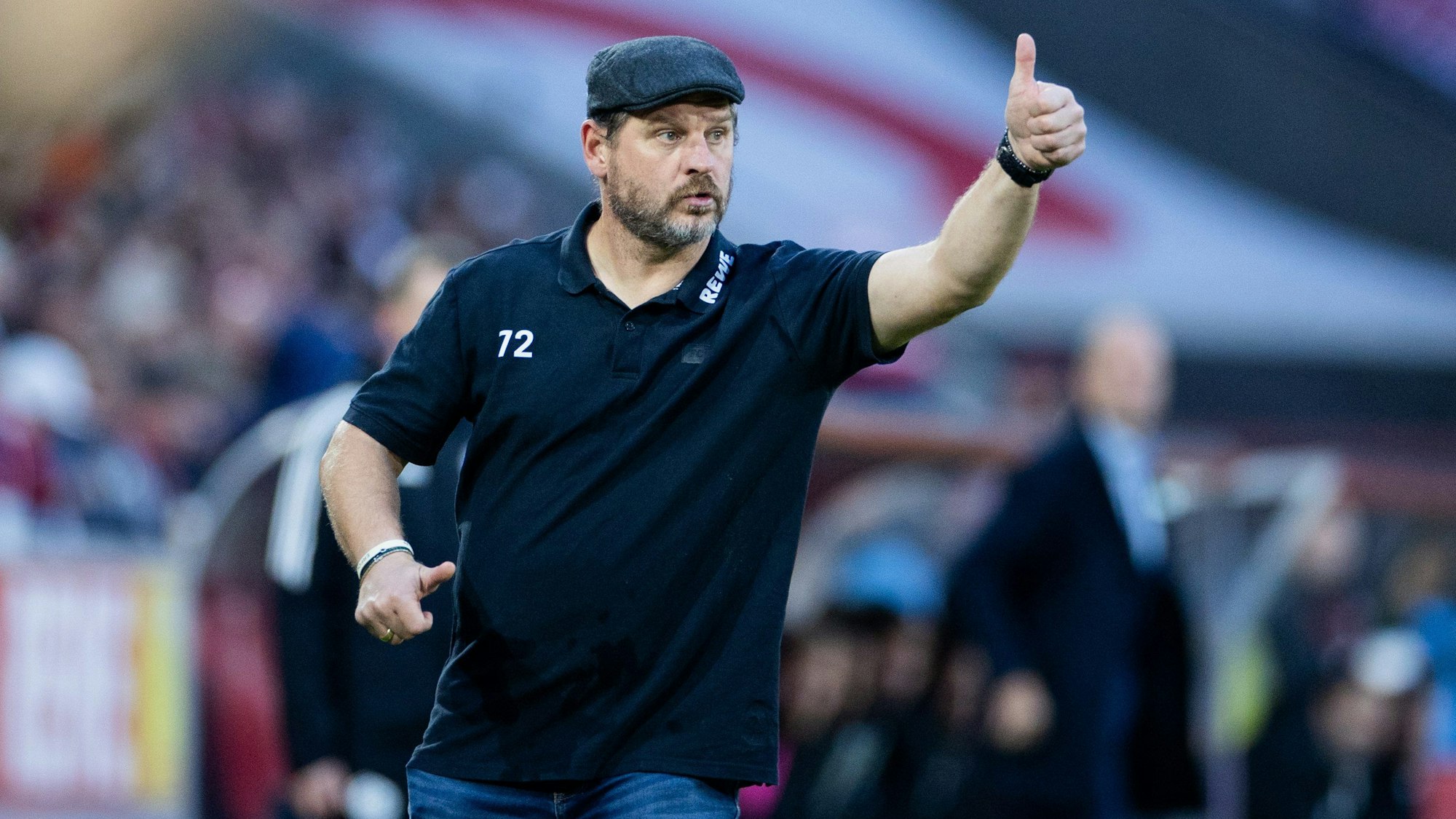 Kölns Trainer Steffen Baumgart hebt den Daumen im Spiel gegen den FC Augsburg.