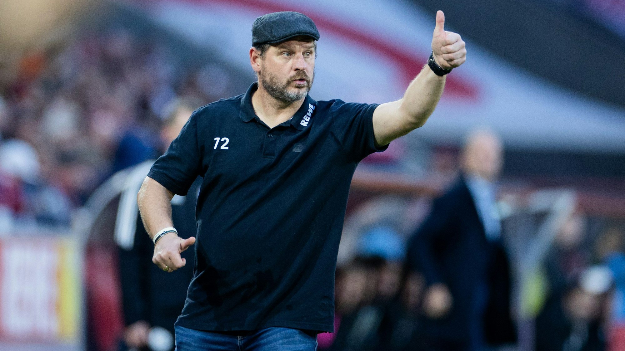 Kölns Trainer Steffen Baumgart coacht sein Team gegen Augsburg mit vollem Einsatz an der Seitenline.