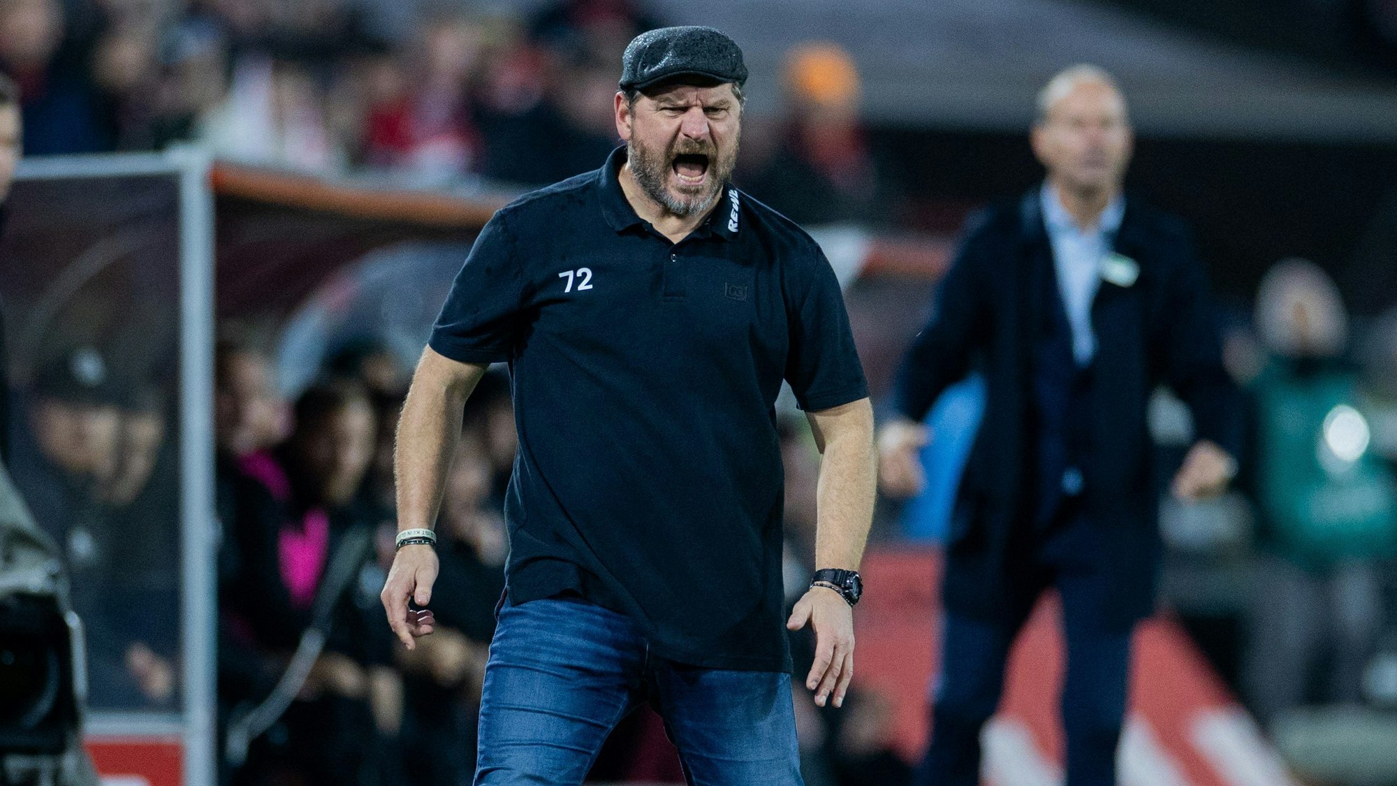 Steffen Baumgart präsentierte sich auch gegen Augsburg extrem emotional an der Seitenlinie.