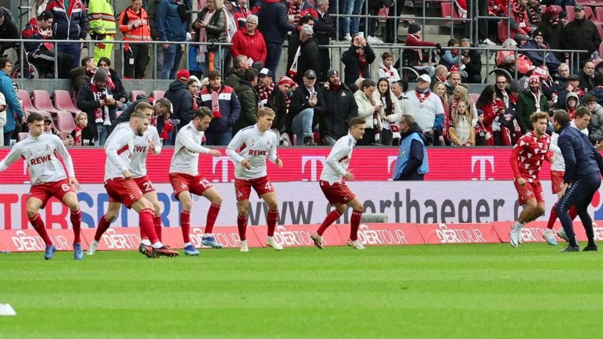 Die FC-Profis machen sich warm für das Spiel gegen Augsburg