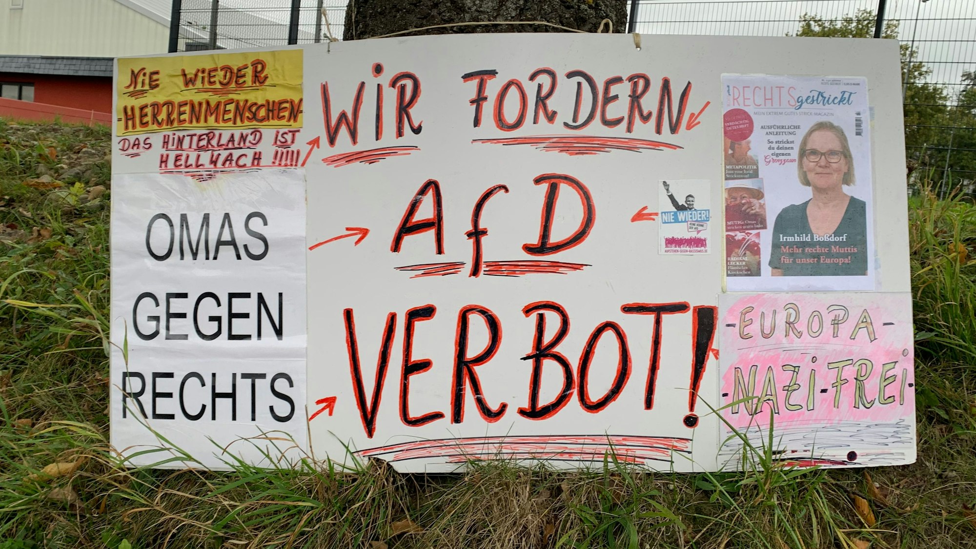 Ein, das an einen Baum gelehnt ist, Plakat fordert das Verbot der AFD.