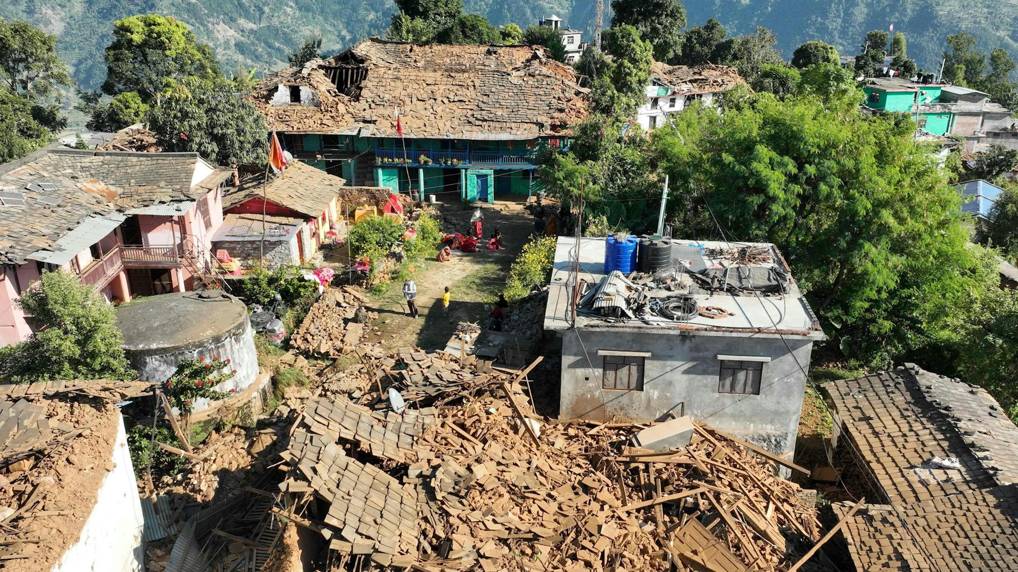 Das schwere Erdbeben in Nepal forderte mindestens 143 Tote und verwüstete viele Häuser.