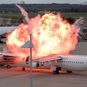 Ein gewaltiger Feuerball ist an einem Flugzeug am Flughafen Köln/Bonn zu sehen. Polizei und Feuerwehr probten am Samstag, 4. November, bei einer Übung für den Ernstfall.