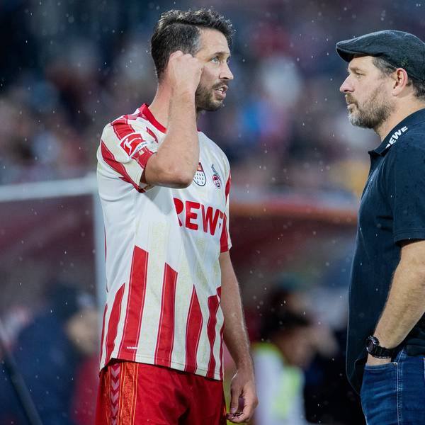 Kölns Mark Uth (l) und Trainer Steffen Baumgart sprechen sich ab.