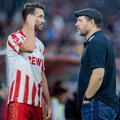 Kölns Mark Uth (l) und Trainer Steffen Baumgart sprechen sich ab.