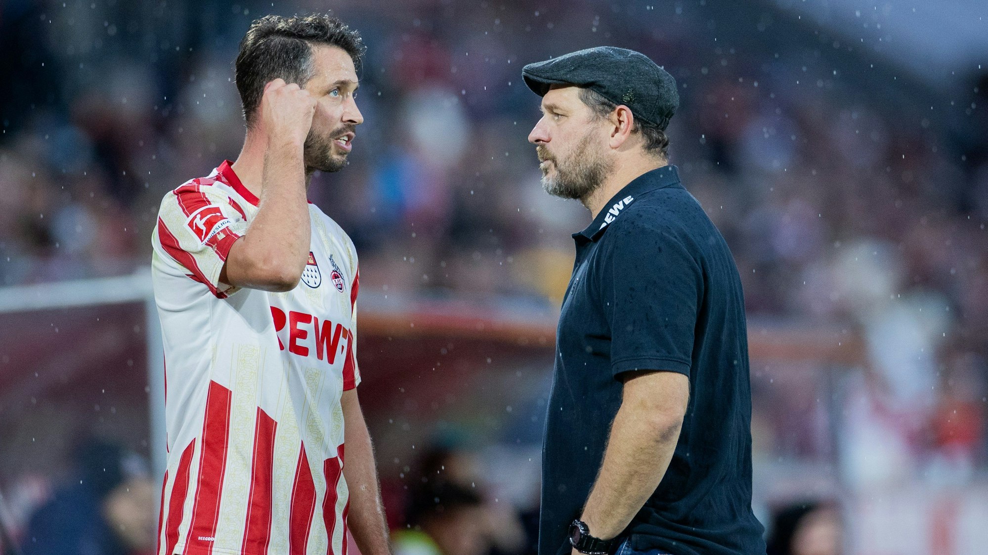 04.11.2023, Nordrhein-Westfalen, Köln: Fußball: Bundesliga, 1. FC Köln - FC Augsburg, 10. Spieltag, RheinEnergieStadion. Kölns Mark Uth (l) und Trainer Stefen Baumgart sprechen sich ab. Foto: Rolf Vennenbernd/dpa - WICHTIGER HINWEIS: Gemäß den Vorgaben der DFL Deutsche Fußball Liga bzw. des DFB Deutscher Fußball-Bund ist es untersagt, in dem Stadion und/oder vom Spiel angefertigte Fotoaufnahmen in Form von Sequenzbildern und/oder videoähnlichen Fotostrecken zu verwerten bzw. verwerten zu lassen. +++ dpa-Bildfunk +++