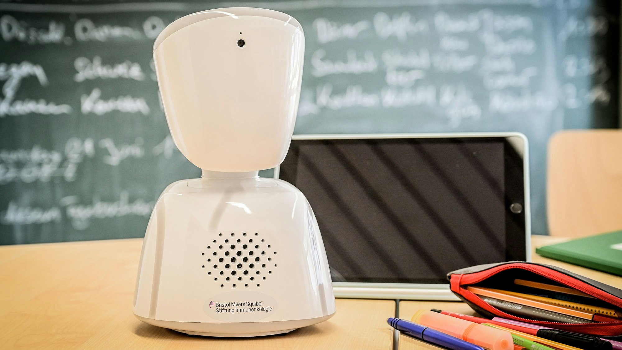 Ein sogenannter Telepräsenz-Avatar des Typs AV1 steht in einem Klassenzimmer. Über den Roboter können auch lange kranke Schülerinnen und Schüler am Unterricht teilnehmen.