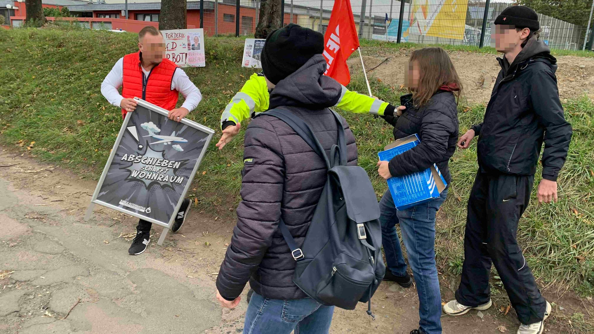 Polizeieinsatz während einer Rangelei vor dem Tagungsraum an der Sportbar in Siegburg.