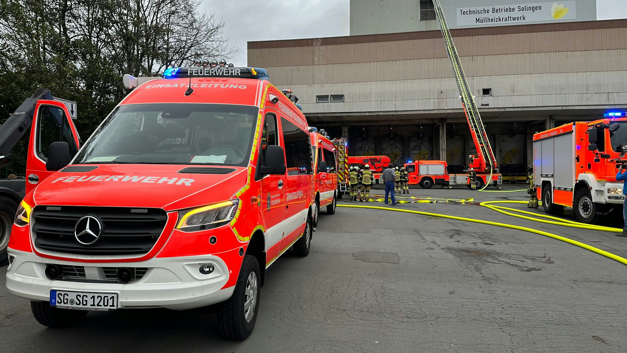 04.11.2023, Nordrhein-Westfalen, Solingen: Einsatzkräfte der Feuerwehr löschen den Brand eines Müllheizkraftwerks von einer Drehleiter aus. In Solingen ist am Samstagvormittag ein Brand in einem Müllheizkraftwerk ausgebrochen. Die Einsatzkräfte waren mit mehreren Löschzügen vor Ort, wie ein Feuerwehrsprecher sagte. (zu dpa: «Feuer in Müllheizkraftwerk in Solingen») Foto: Gianni Gattus/Blaulicht Aktuell/dpa +++ dpa-Bildfunk +++