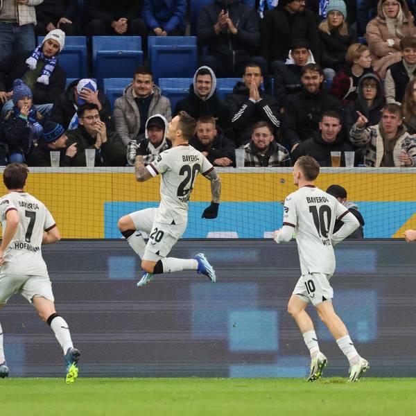 Alejandro Grimaldo bejubelt seinen Treffer zum 2:0 bei der TSG Hoffenheim.