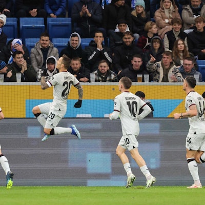 Alejandro Grimaldo bejubelt seinen Treffer zum 2:0 bei der TSG Hoffenheim.