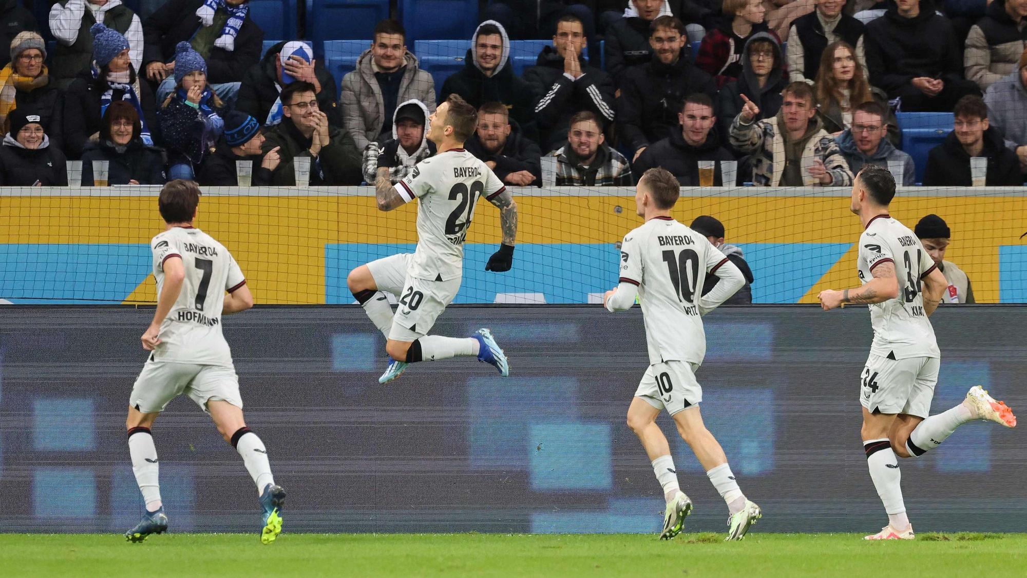 Alejandro Grimaldo bejubelt seinen Treffer zum 2:0 bei der TSG Hoffenheim.