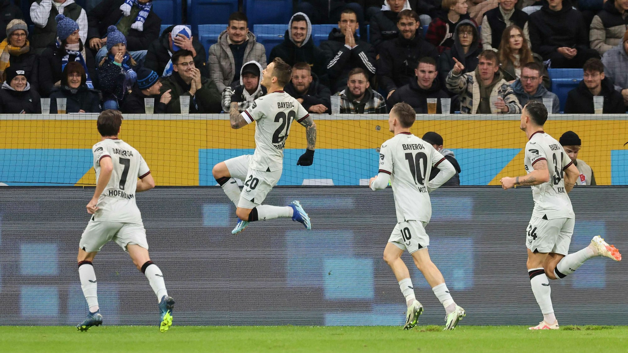 Alejandro Grimaldo bejubelt seinen Treffer zum 2:0 bei der TSG Hoffenheim.