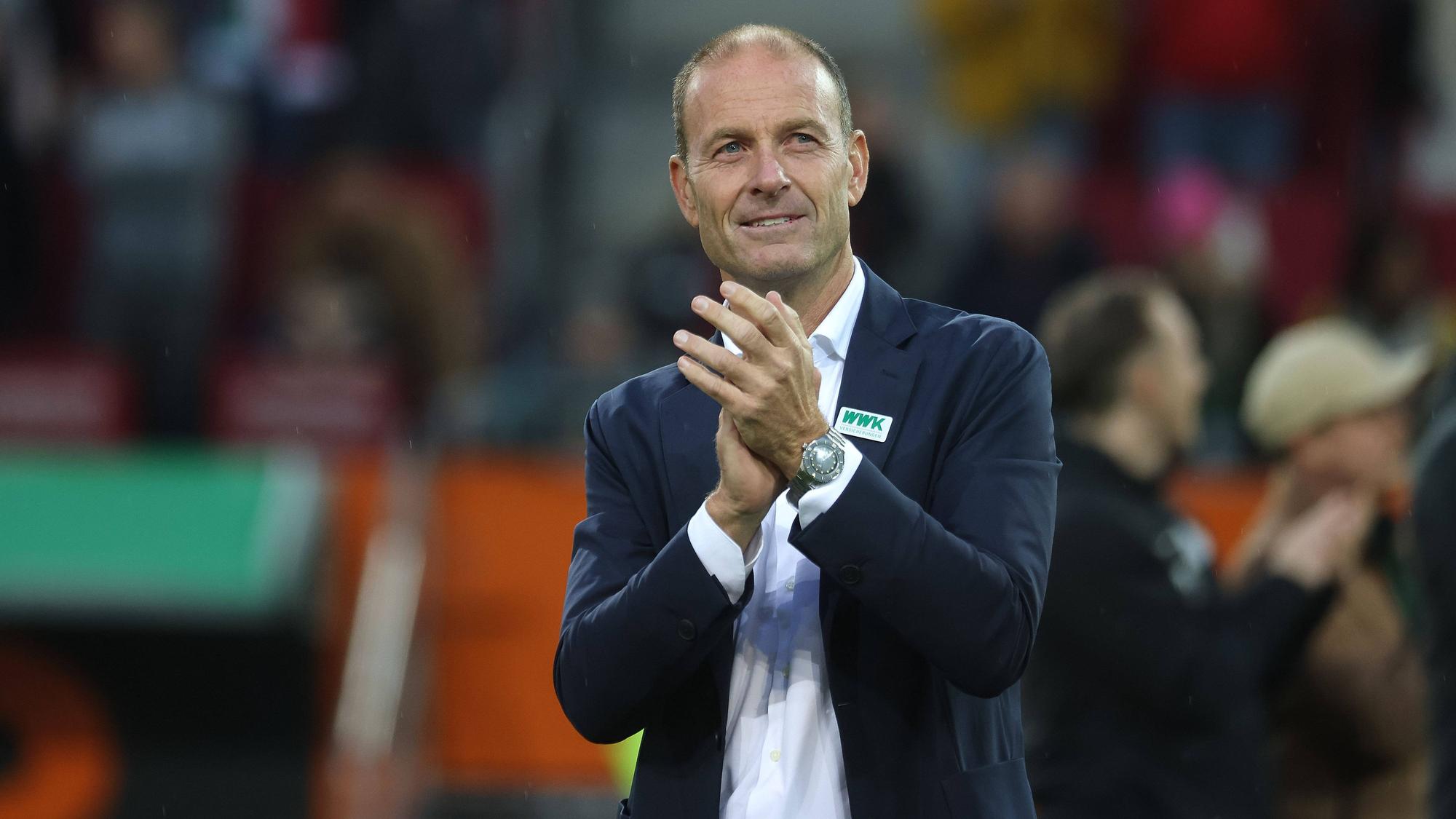 Jess Thorup bedankt sich bei den Fans nach dem Sieg gegen Wolfsburg.