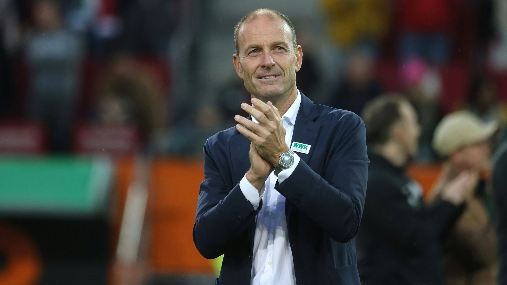 Jess Thorup bedankt sich bei den Fans nach dem Sieg gegen Wolfsburg.