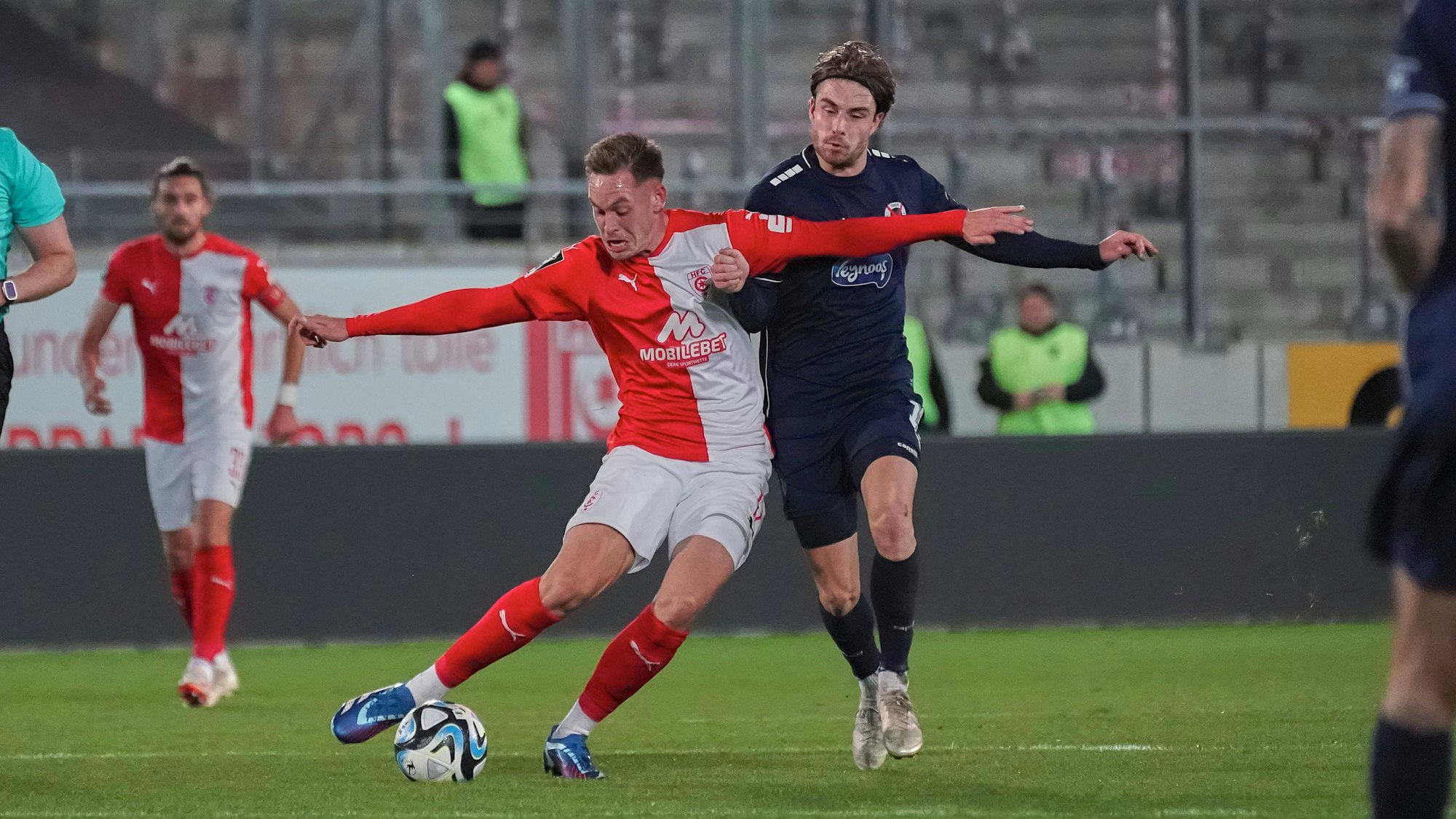 Aljaz Casar HFC, 17, David Philipp Viktoria, 10, Hallescher FC - FC Viktoria Koeln, Fussball, 3. Liga, 14. Spieltag, 2023/24, 05.11.2023, DFB/DFL REGULATIONS PROHIBIT ANY USE OF PHOTOGRAPHS AS IMAGE SEQUENCES AND/OR QUASI-VIDEO, Halle Leuna Chemie Stadion ST Deutschland *** Aljaz Casar HFC, 17 , David Philipp Viktoria, 10 , Hallescher FC FC Viktoria Koeln, Football, 3 Liga, 14 Matchday, 2023 24, 05 11 2023, DFB DFL REGULATIONS PROHIBIT ANY USE OF PHOTOGRAPHS AS IMAGE SEQUENCES AND OR QUASI VIDEO, Halle Leuna Chemie Stadion ST Germany