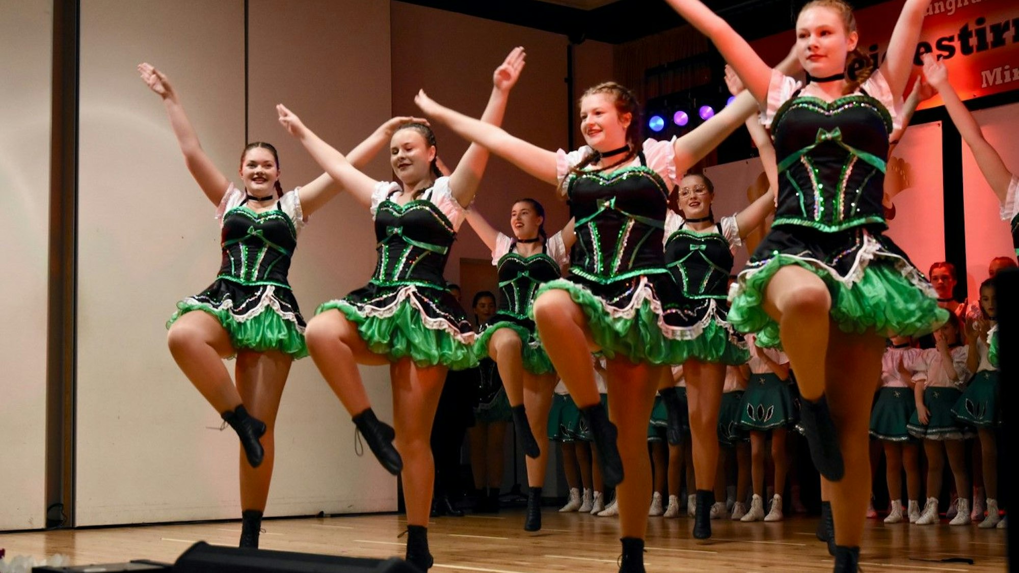 Prinzenproklamation in Troisdrof Müllekoven
Die Tanzgruppe Höppebeenche aus dem benachbarten Bergheim sorgte für rassige Farbtupfer