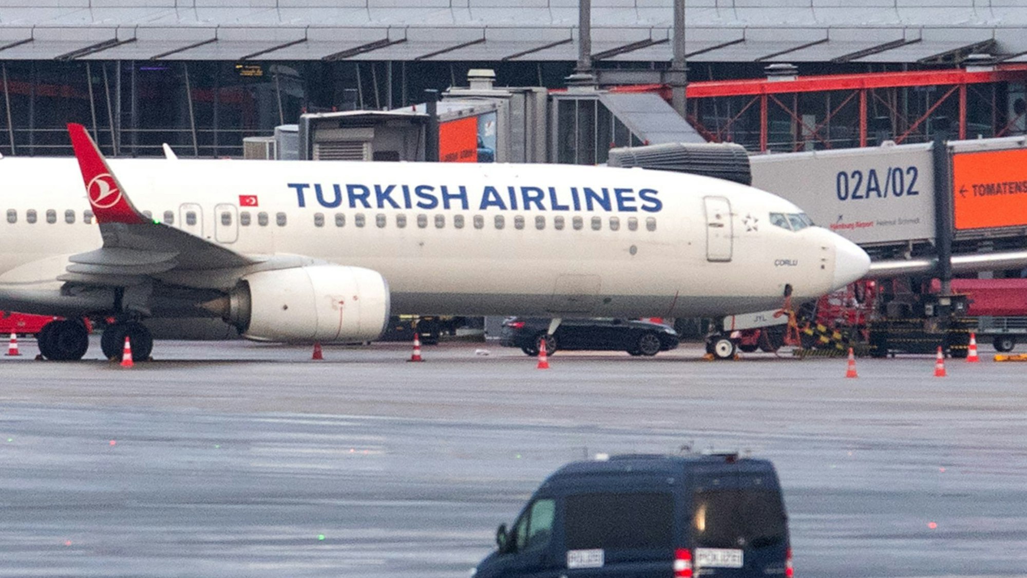 Auf dem Vorfeld des gesperrten Hamburger Flughafens steht eine Maschine der Turkish Airlines. Hinter der Maschine steht ein Auto, in dem der mutmaßliche Geiselnehmer mit seinem Kind sitzen soll.