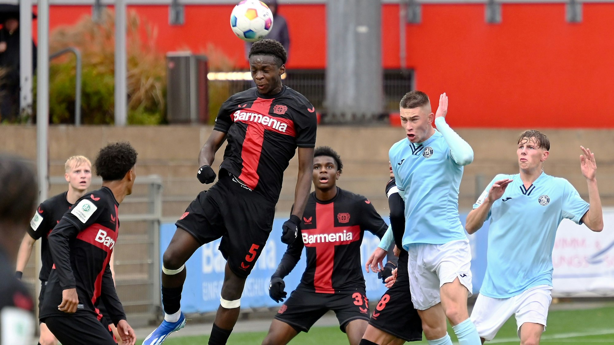 05.11.2023, Fussball-A-Jugend-Bayer 04-Wuppertaler SV
Kopfballabwehr von Noah Mbamba-Muanda (Bayer)
Foto: Uli Herhaus