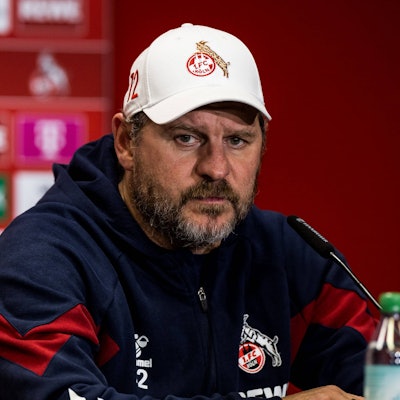 Steffen Baumgart kritisiert die Kölner Sportstätten GmbH für den Zustand des Rasens im Rheinenergie-Stadion.