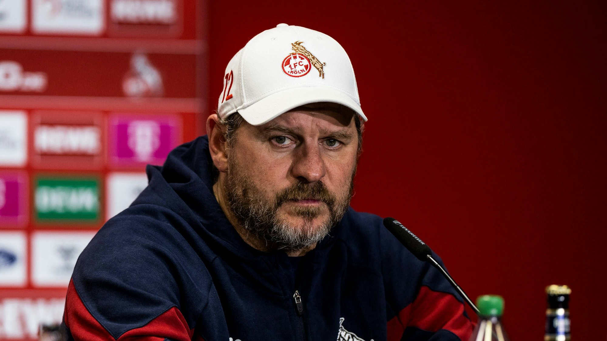 Steffen Baumgart kritisiert die Kölner Sportstätten GmbH für den Zustand des Rasens im Rheinenergie-Stadion.