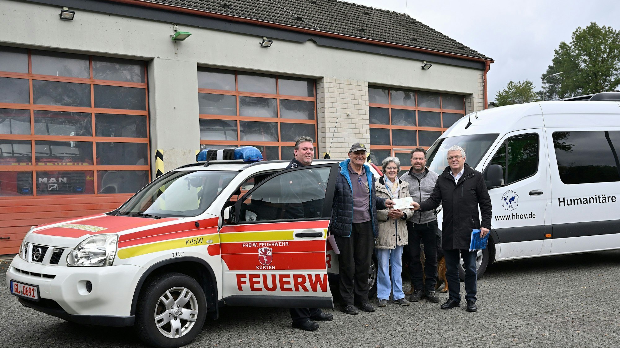 Das Foto zeigt die Übergabe des Kommandowagens der Feuerwehr Kürten.