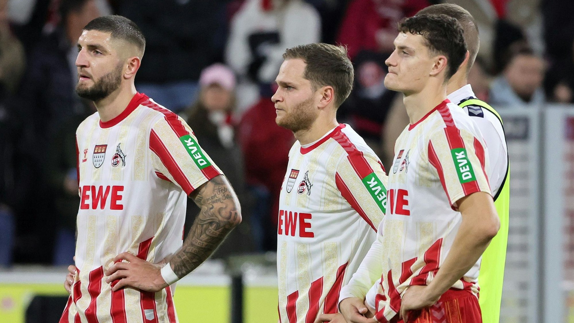 1.FC Köln vs. FC Augsburg, 10. Spieltag, 04.11.2023, 15.30 Uhr, von links: Jeff Chabot, Benno Schmitz, Eric Martel, Steffen Tigges (1. FC Köln), Bild: Herbert Bucco