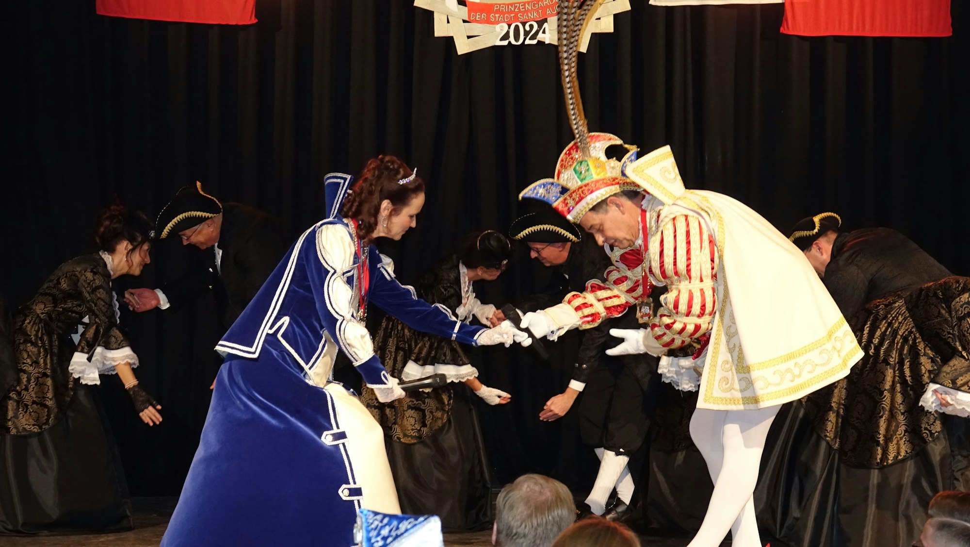 Prinz Klaus II. und Augustina Nicole I.tanzen mit ihrem Gefolge höfisch genau so wie Disko.