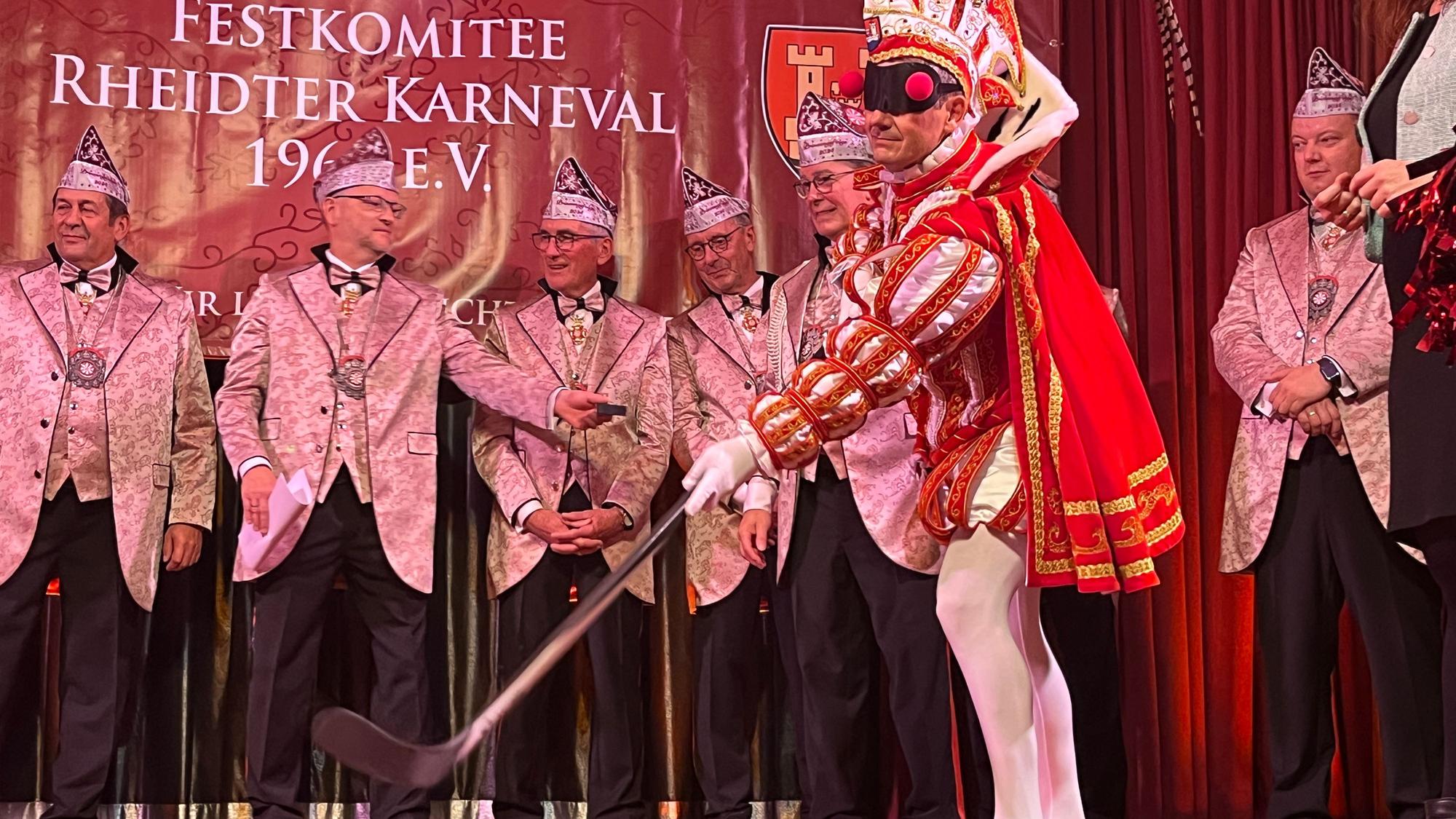 Prinz Markus I. musste mit einem Eishockeyschläger seine Treffsicherheit ebweisen.