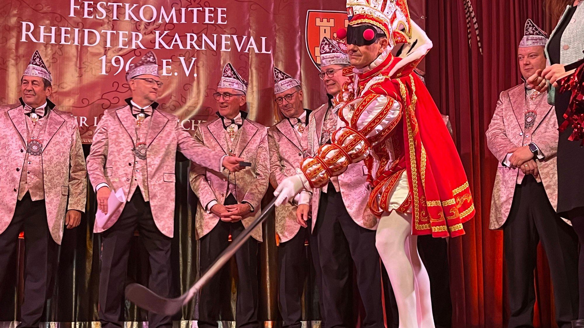 Prinz Markus I. musste mit einem Eishockeyschläger seine Treffsicherheit ebweisen.