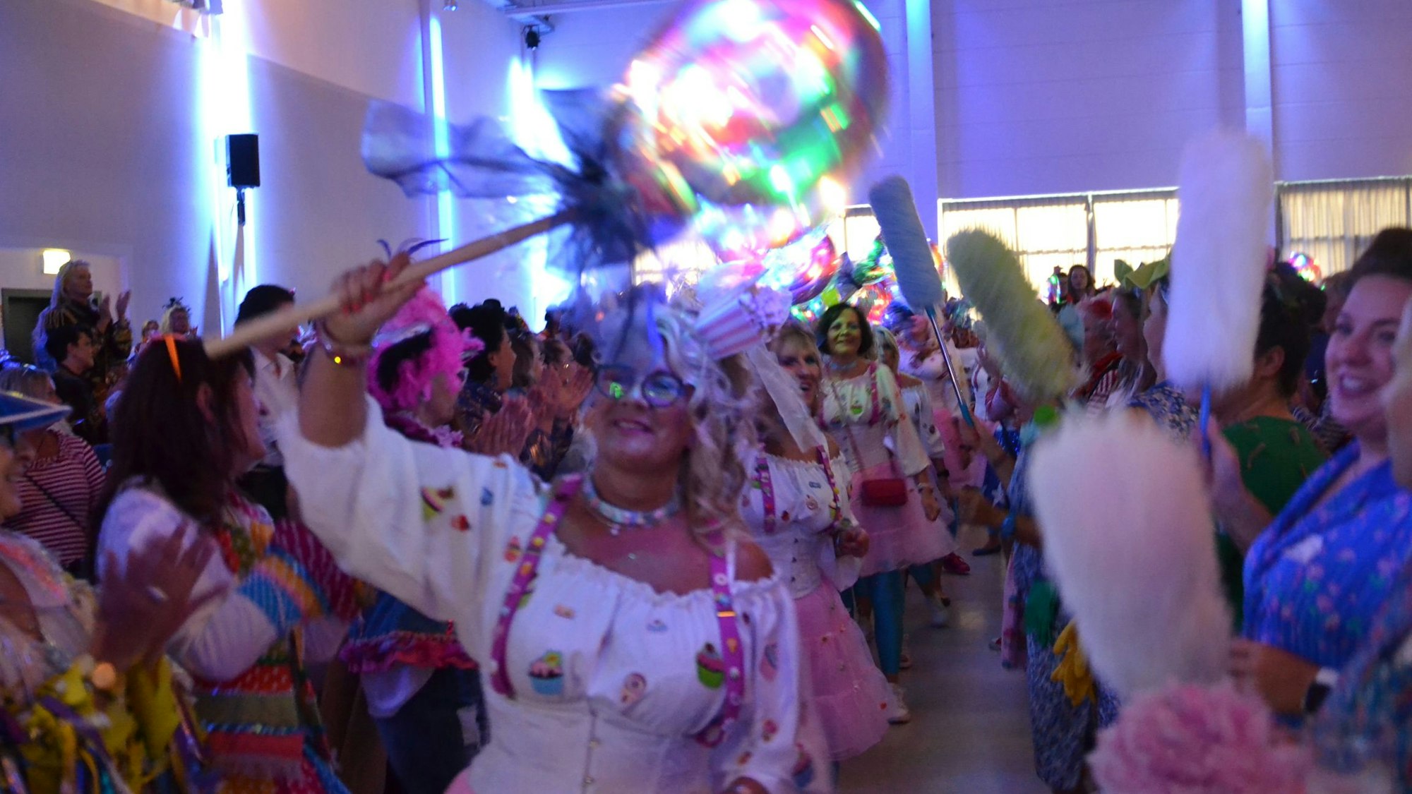 Das Bild zeigt den Einzug einer karnevalistischen Gruppe ins Forum.