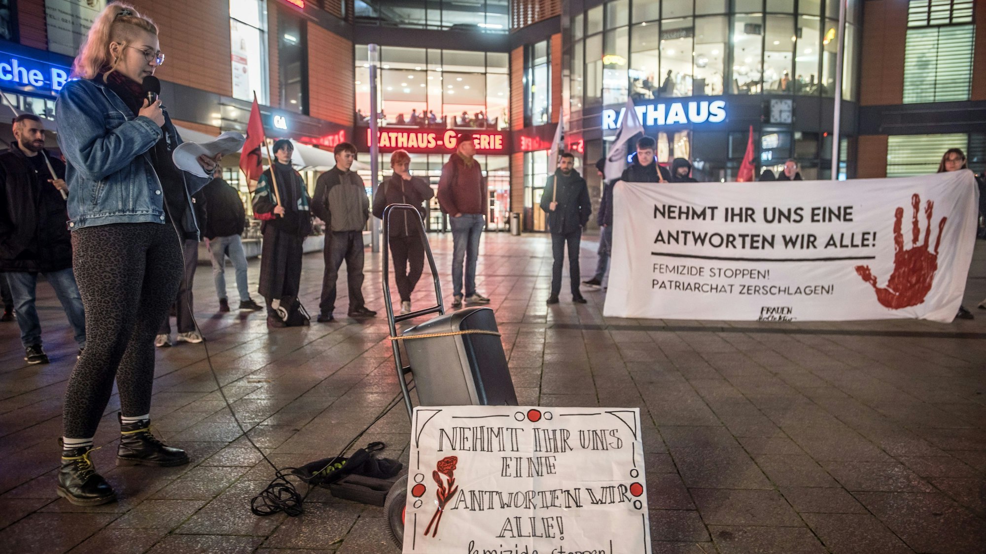 Demo gegen Femizide in Wiesdorf als Reaktion auf das Tötungsdelikt in Rheindorf