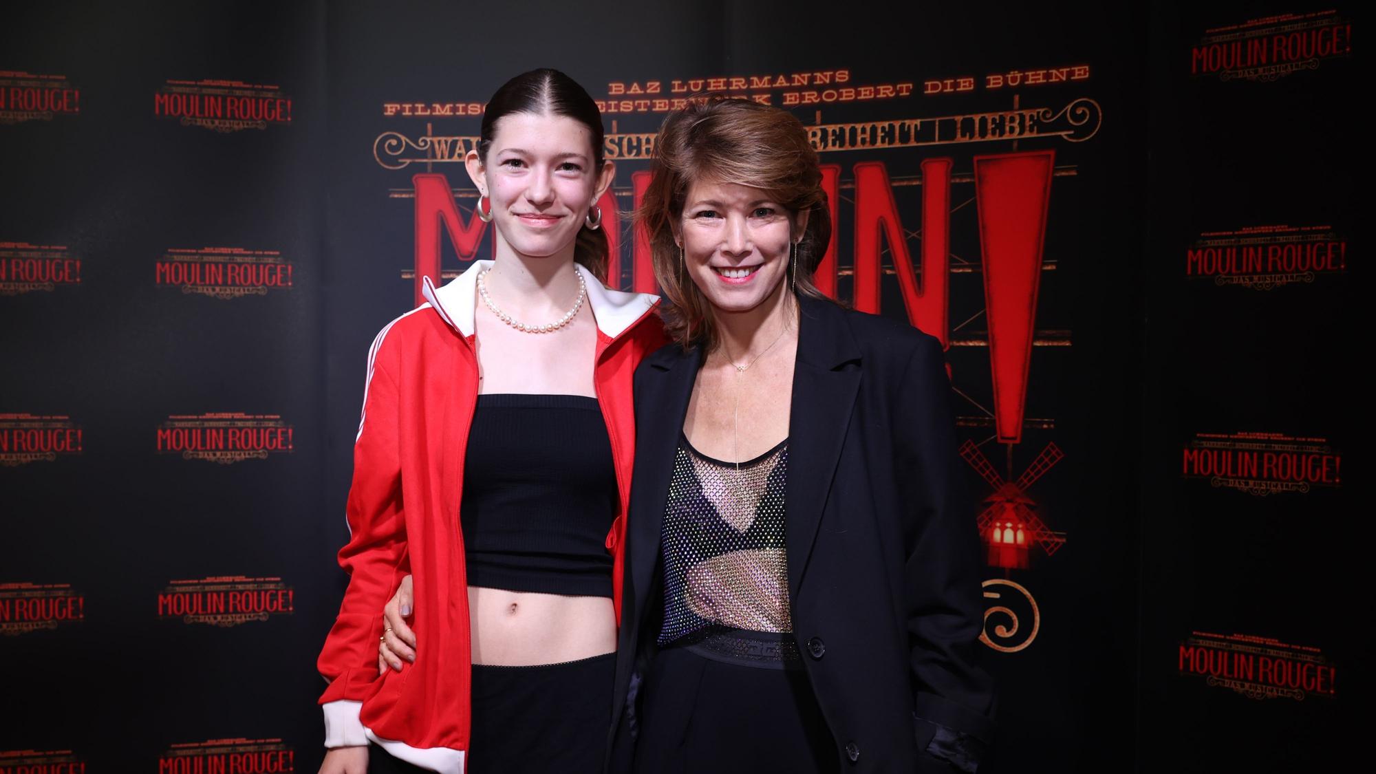 Schauspielerin Sonja Baum mit ihrer Tochter Linda Baum auf dem Roten Teppich von Moulin Rouge.