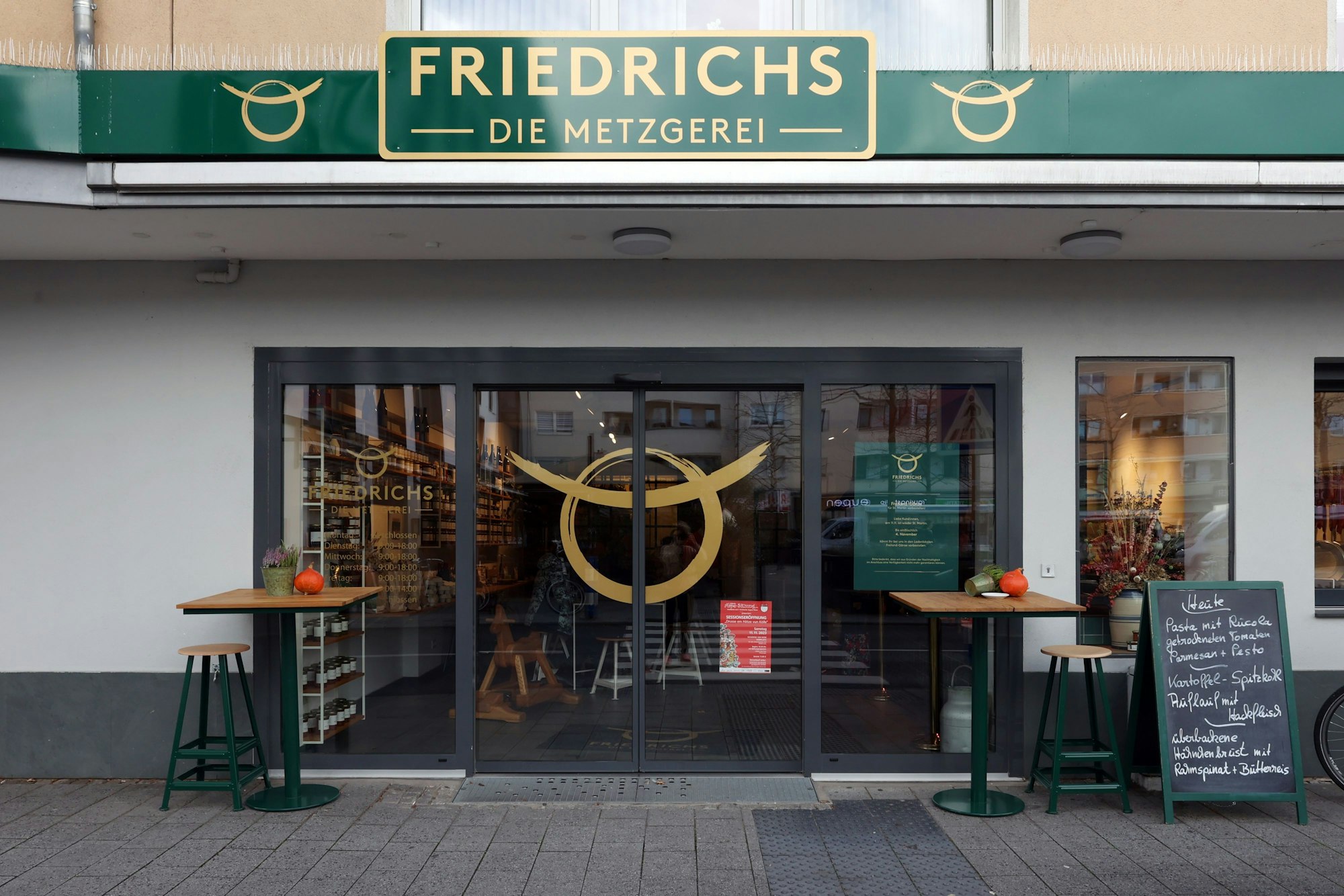 Eingangsbereich des Ladenlokals der Metzgerei Friedrichs in der Maternusstraße Köln-Rodenkirchen